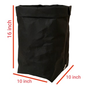 Puede incluir: Un contenedor de almacenamiento de tela negro de 25,4 cm x 40,6 cm.