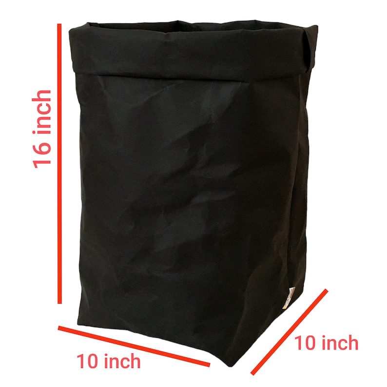 Puede incluir: Un contenedor de almacenamiento de tela negro de 25,4 cm x 40,6 cm.