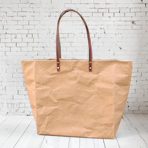 BelltaStudio / GRANDE borsa a tracolla lavabile in carta Kraft, L20,75 x A14 x P6,5 pollici, MARRONE ed ecologica