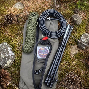 Puede incluir: Una bolsa de equipo con cremallera en color verde oliva que contiene una bobina de paracord verde oliva, un cable coaxial negro con conector metálico, un mástil de antena negro y un cable negro pequeño con punta roja, con una pegatina Practical Comms.