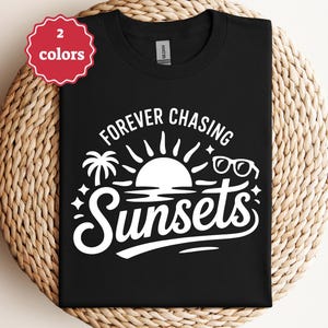 inseguire per sempre i tramonti svg citazione estiva sulla spiaggia svg design amante del tramonto file di taglio cricut vibrazioni delle vacanze png svg pdf download sublimazione