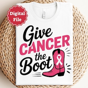 Könnte beinhalten: Weißes T-Shirt mit dem Text "Give Cancer the Boot" in Schwarz und Pink. Ein rosa Cowboy-Stiefel mit einer weißen Schleife ist abgebildet. Ein roter Aufkleber mit "Digital File" befindet sich oben links.