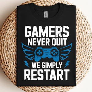 Gamers Never Quit We Simply Restart SVG PNG PDF Gaming svg Lustiges Gamer svg Videospiele svg Gamer-Zitate svg Lustiges Gaming-Zitat svg
