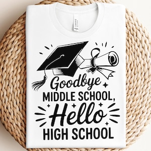 Addio scuola media, benvenuto scuola superiore in formato SVG PNG PDF, diploma di 8a elementare in formato SVG, classe del 2025 in formato SVG, transizione scolastica in formato SVG per adolescenti.