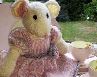 e-Pattern - Knitted toy - Greer - a dressed mouse - NEW PATTERN