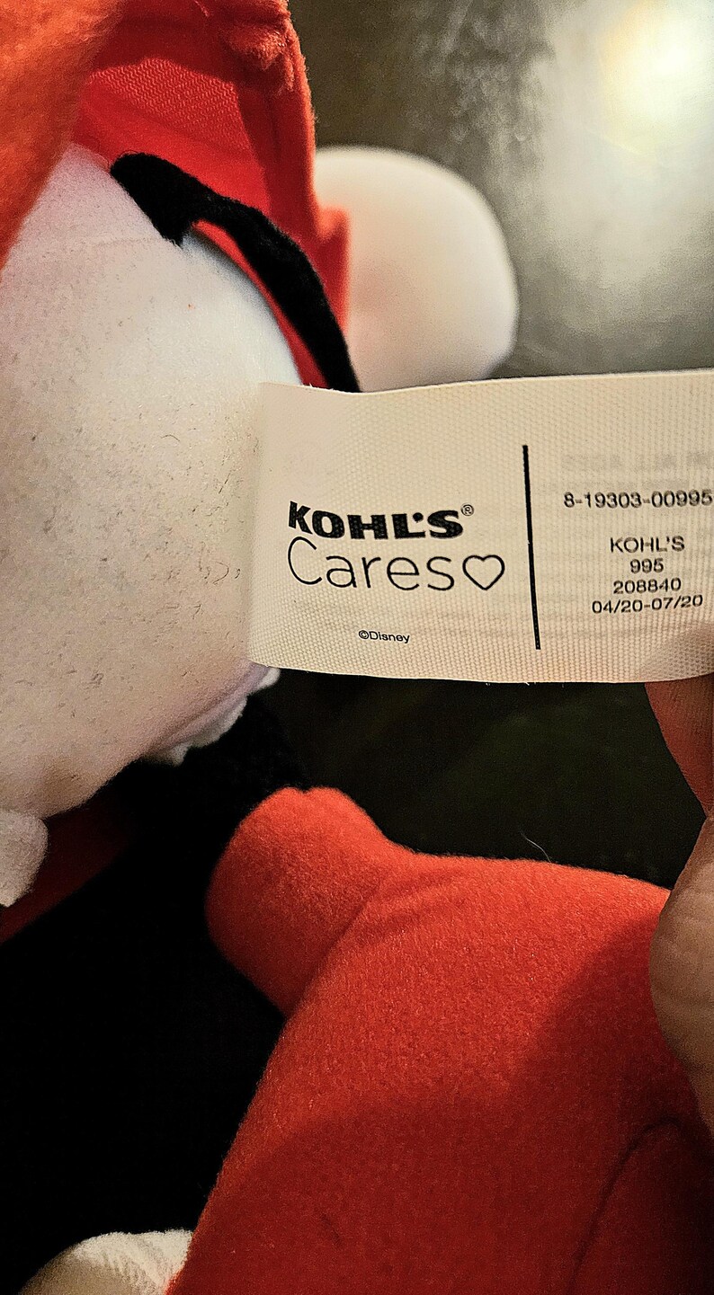 Puede incluir: Peluche blanca y roja con boca y ojos negros. El juguete tiene una etiqueta que dice "KOHL'S Cares" con un s&iacute;mbolo de coraz&oacute;n y "&copy;Disney". La etiqueta tambi&eacute;n incluye el n&uacute;mero "8-19303-00995", "KOHL'S 995 208840 04/20-07/20".