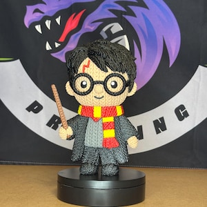 Peut inclure: Panneau en bois rustique avec l'inscription "Welcome to our porch" en lettres blanches. Le panneau présente une finition vieillie et un design simple et accueillant, idéal pour la décoration extérieure.