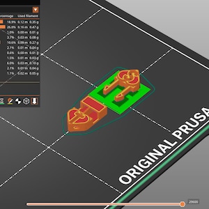 Könnte beinhalten: Eine 3D-Druck-Oberfläche zeigt ein orange-grünes Modell auf einer schwarzen Oberfläche. Die Oberfläche zeigt Schätzungen der Druckzeit und des Filamentverbrauchs an. Der Text "ORIGINAL PRUSA MINI" ist sichtbar.