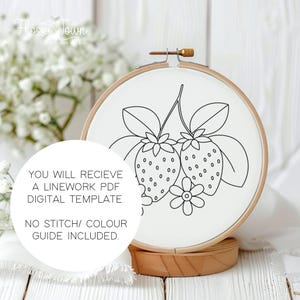 以下が含まれることがあります： 白い刺繍枠に、葉と花がついたイチゴが2つ、白黒の線画で描かれています。枠の下には「You will recieve a linework PDF digital template. No stitch/colour guide included.」というテキストがあります。