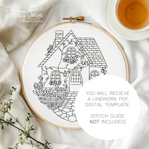 Puede incluir: Patr&oacute;n de bordado de l&iacute;nea en blanco y negro de una peque&ntilde;a casa con una chimenea de ladrillo, una vid que crece por el lado y un camino de piedra que conduce a la puerta principal. El texto "YOU WILL RECIEVE A LINEWORK PDF DIGITAL TEMPLATE. (STITCH GUIDE NOT INCLUDED)" est&aacute; debajo de la imagen.