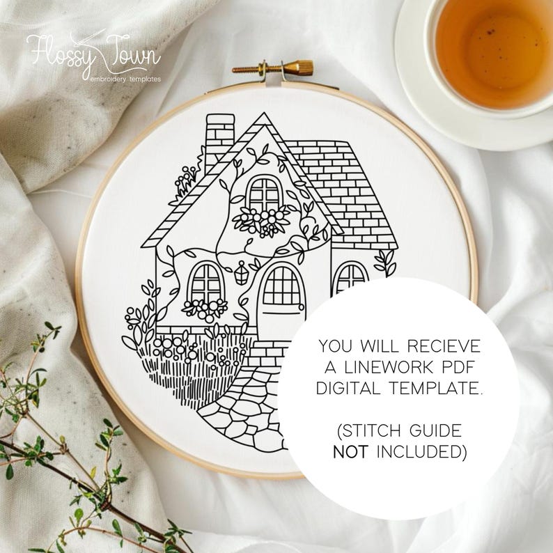 Puede incluir: Patr&oacute;n de bordado de l&iacute;nea en blanco y negro de una peque&ntilde;a casa con una chimenea de ladrillo, una vid que crece por el lado y un camino de piedra que conduce a la puerta principal. El texto "YOU WILL RECIEVE A LINEWORK PDF DIGITAL TEMPLATE. (STITCH GUIDE NOT INCLUDED)" est&aacute; debajo de la imagen.