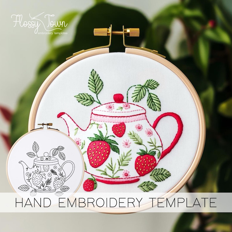 Puede incluir: Una plantilla de bordado a mano con una tetera con fresas y hojas. La plantilla est&aacute; en blanco y negro y est&aacute; impresa en papel blanco. La plantilla est&aacute; en un aro y est&aacute; lista para ser bordada.