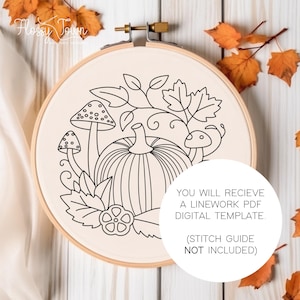 Puede incluir: Un dibujo en blanco y negro de una calabaza, setas y hojas sobre un fondo blanco. La imagen est&aacute; en un aro de bordado de madera. El texto "YOU WILL RECIEVE A LINEWORK PDF DIGITAL TEMPLATE. (STITCH GUIDE NOT INCLUDED)" est&aacute; debajo de la imagen.
