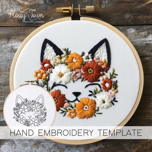 Könnte beinhalten: Handstickvorlage mit einer süßen Katze mit einem Blumenkranz um den Kopf. Die Vorlage ist in Schwarzweiß und bereit zum Sticken.
