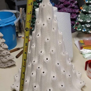 Könnte beinhalten: Weißer Keramik-Weihnachtsbaum mit einem Stern oben und Löchern für Lichter. Der Baum ist 45,7 cm hoch.