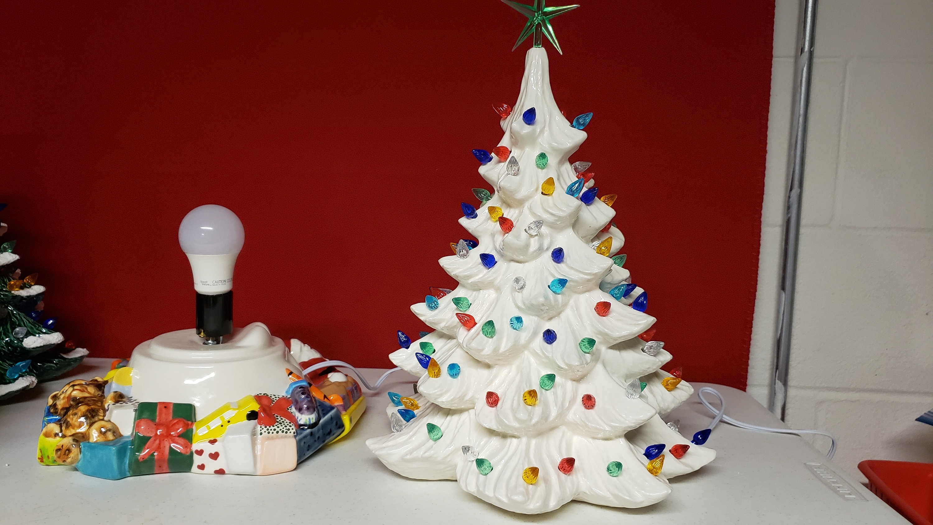 * antique tree ୨୧⸝.·*° 白いベルがかわいい サマーツリー 50 People That Got So Creative With Their Christmas Trees