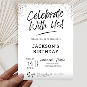 Op de afbeelding: Zwart-witte verjaardagsuitnodiging met een zilveren glitterachtergrond. De uitnodiging luidt "Celebrate With Us!" en bevat de details voor Jacksons verjaardagsfeestje. Het feest is op vrijdag 14 april om 14:00 uur bij Jacksons huis, 789 Pine Street, Nashville, TN 37206. RSVP aan Amanda op 123-456-7890 vóór 7 april.