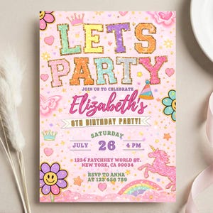 Puede incluir: Invitación rosa para una fiesta de cumpleaños con el texto "LET'S PARTY" en letras brillantes de colores. La invitación incluye el nombre "Elizabeth's" y detalles para la fiesta del 8º cumpleaños.