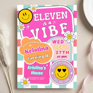 Op de afbeelding: Een kleurrijke uitnodiging met de tekst "ELEVEN is a VIBE" in een retro lettertype. De uitnodiging bevat details voor Kristina's 11e verjaardagsfeestje, met smiley-gezichten en madeliefjesafbeeldingen. De datum is 27 september om 15:00 uur.