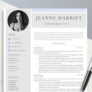 Peut inclure: Un modèle de CV avec une photo professionnelle, des coordonnées, des sections sur l'éducation, l'expérience et les compétences. Le modèle est conçu pour aider les chercheurs d'emploi à créer un CV visuellement attrayant et informatif.