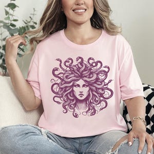 Medusa Tee, Feminist Shirt, Snake Head, Female Empowerment Gift, Winter Solstice Present, Sister Gift, Best Friend Gift, Gift for Birthday immagine 2