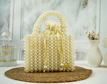 Bolso de novia color marfil con bolsita de satén y cuentas de perlas hecho a mano.