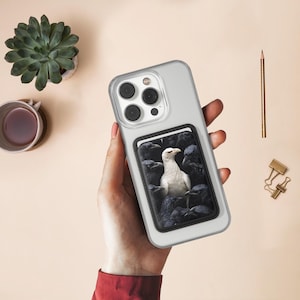White Crow, Carteira MagSafe, Black Crow, Couro Vegano, Forte Fixação Magnética para MagSafe - iPhones Compatíveis