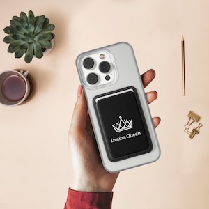 Drama Queen MagSafe Geldbörse, Krone, Veganes Leder, Starker Magnetischer Halt für MagSafe - Kompatible iPhones