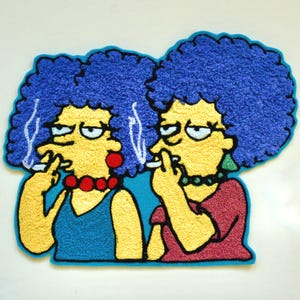 Met kettingsteek geborduurde Patty en Selma - blauwe rand