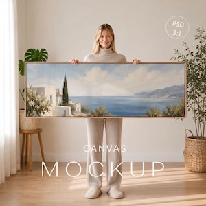 Puede incluir: Un lienzo panorámico rectangular con una pintura al óleo de un paisaje costero mediterráneo con edificios blancos, un ciprés alto y mar azul bajo un cielo nublado, presentado en un marco de madera fino con una relación de aspecto 3:1.