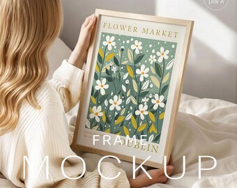 Frau Hält Rahmen Mockup, Rahmen Mockup Mit Person, Gemütliches Schlafzimmer Poster Mockup PSD, Vertikaler Dünner Holzrahmen Smart Objekt, A4 A3 DIN A