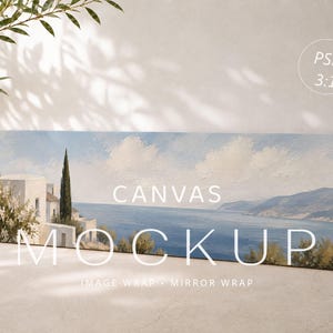 Könnte beinhalten: Ein rechteckiges Leinwand-Mockup mit einem mediterranen Küstenlandschaftsgemälde, weißen Gebäuden, einer Zypresse, blauem Meer und Bergen. Der Text lautet CANVAS MOCKUP, PSD 3:1 sowie IMAGE WRAP MIRROR WRAP.