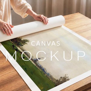 Puede incluir: Un lienzo enrollado con una pintura de paisaje que muestra un campo verde con siluetas oscuras de animales y un molino de viento bajo un cielo pálido. El texto CANVAS MOCKUP está superpuesto en letras mayúsculas blancas sobre la obra.
