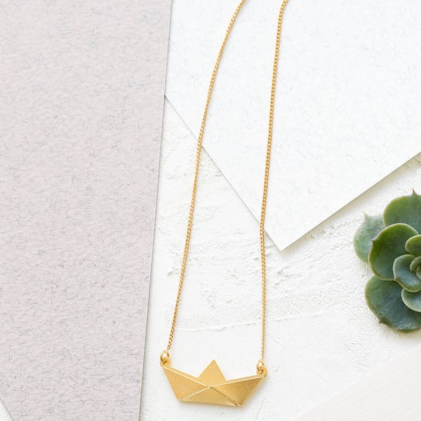 Collier court de bateau en papier, Inspiration océan, Thème nautique, Collier Origami, Collier de bateau en papier, Amoureux de la mer, Collier de voile,