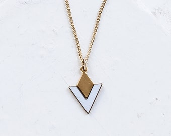 Collier Arya, collier or formica, collier argent formica, collier géométrique, collier chevron, pendentif en forme de diamant,