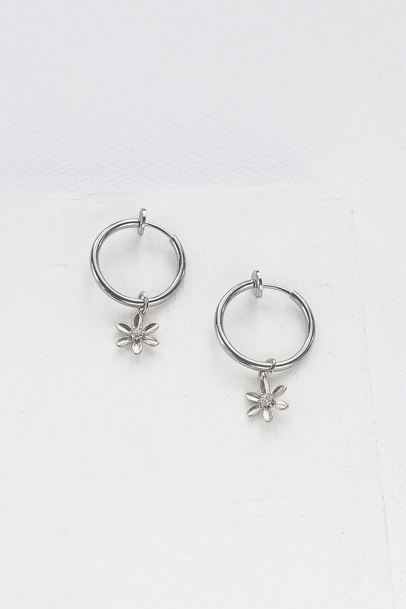 Daisy Clip-On Hoop Earrings, Summer Earrings. Flower Earrings, Minimalist Earrings, Simple Earrings image 3