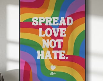 Könnte beinhalten: Ein gerahmter Kunstdruck mit einem lebendigen Regenbogenwellenmuster. Die Worte "SPREAD LOVE NOT HATE" sind in weißen Buchstaben dargestellt. Das Logo The Rainbow Collective befindet sich unten. Das Kunstwerk wird auf einer weißen Oberfläche präsentiert.