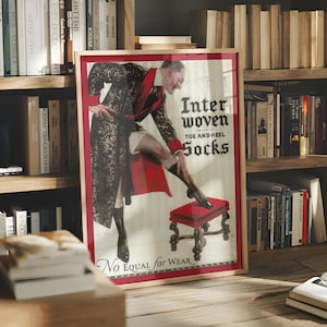 Puede incluir: Anuncio vintage enmarcado de "Interwoven Toe and Heel Socks". La obra de arte presenta a un hombre con una bata estampada y medias, ajustándose el calcetín en un taburete rojo. El texto "No Equal for Wear" está en la parte inferior.