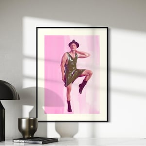 Stampa artistica HALLO Queer / Audace opera d'arte LGBTQ+ per spazi moderni / Decorazione in carta opaca premium senza cornice / Celebra l'identità e lo stile queer