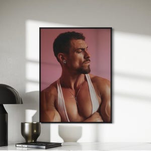 Stampa artistica "Diamond Gaze" - Ritratto di un uomo gay muscoloso / Mascolinità resa queer / Decorazione murale LGBTQ / Stampa su carta opaca da 200 g/m² senza cornice