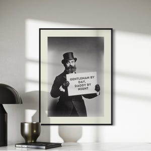 Divertente poster di papà vittoriano - Gentiluomo di giorno, papà di notte - Arte murale LGBTQ+ - Stampa umorismo queer - Carta opaca premium - Senza cornice
