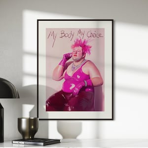 Peut inclure: Une peinture d'une personne portant un haut rose, un pantalon rose et des gants roses. La personne a les cheveux roses et porte un boa en plumes. La peinture est intitulée "My Body My Choice."