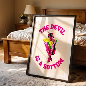 The Devil is a Bottom - Bold Gay Art Print, witte en roze LGBTQ-poster, grappige queer-kunstprint