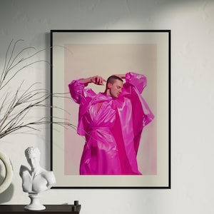 Pink Adornment – Arte murale LGBTQ+ glamour, stampa di moda queer audace, arte dell'orgoglio senza cornice su carta opaca di alta qualità, decorazione vibrante