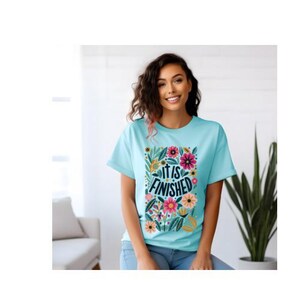 Fertig ist es | Christliche Ostergrafiken | Blumen Auferstehung Collage | | Christliches Shirt | Jesus-Shirt-Designs