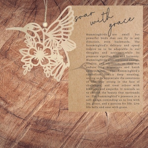 Adorno de colibrí con forma de tarjeta con historia/ Vuela con gracia/ Recuerdo inspirador/ Regalo motivacional/ Decoración navideña única/ Amuleto para auto