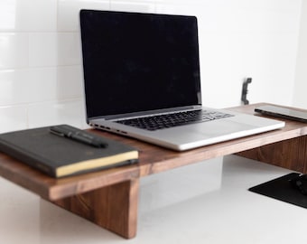 Handgjord skärmförhöjare i trä: Ergonomisk skrivbordsorganisatör