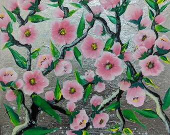 Könnte beinhalten: Quadratisches Gemälde mit rosa Kirschblüten mit gelben Zentren und grünen Blättern vor einem silbernen Hintergrund. Die Äste sind dunkelgrau. Die Signatur des Künstlers, "Meta Ross", befindet sich unten rechts.