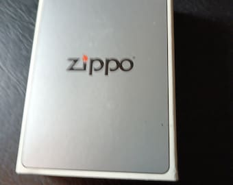 Accendino Zippo inciso "The Bureau of Paranormal" Research and Defense 2003 nuovo
