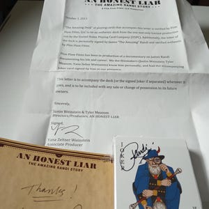 Honest Liar Flim Flam filmuje autentyczną talię z jedynej i limitowanej produkcji z autografem Jamesa Randiego, którego zdjęcie znajduje się na Jokerze